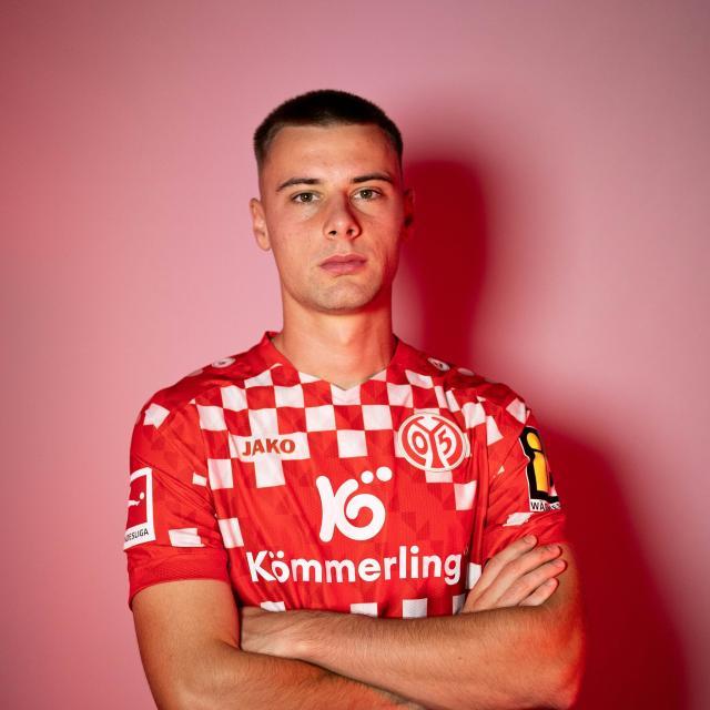 v体育-德甲关窗日：莱比锡RB一进一出 多特放走阿莱