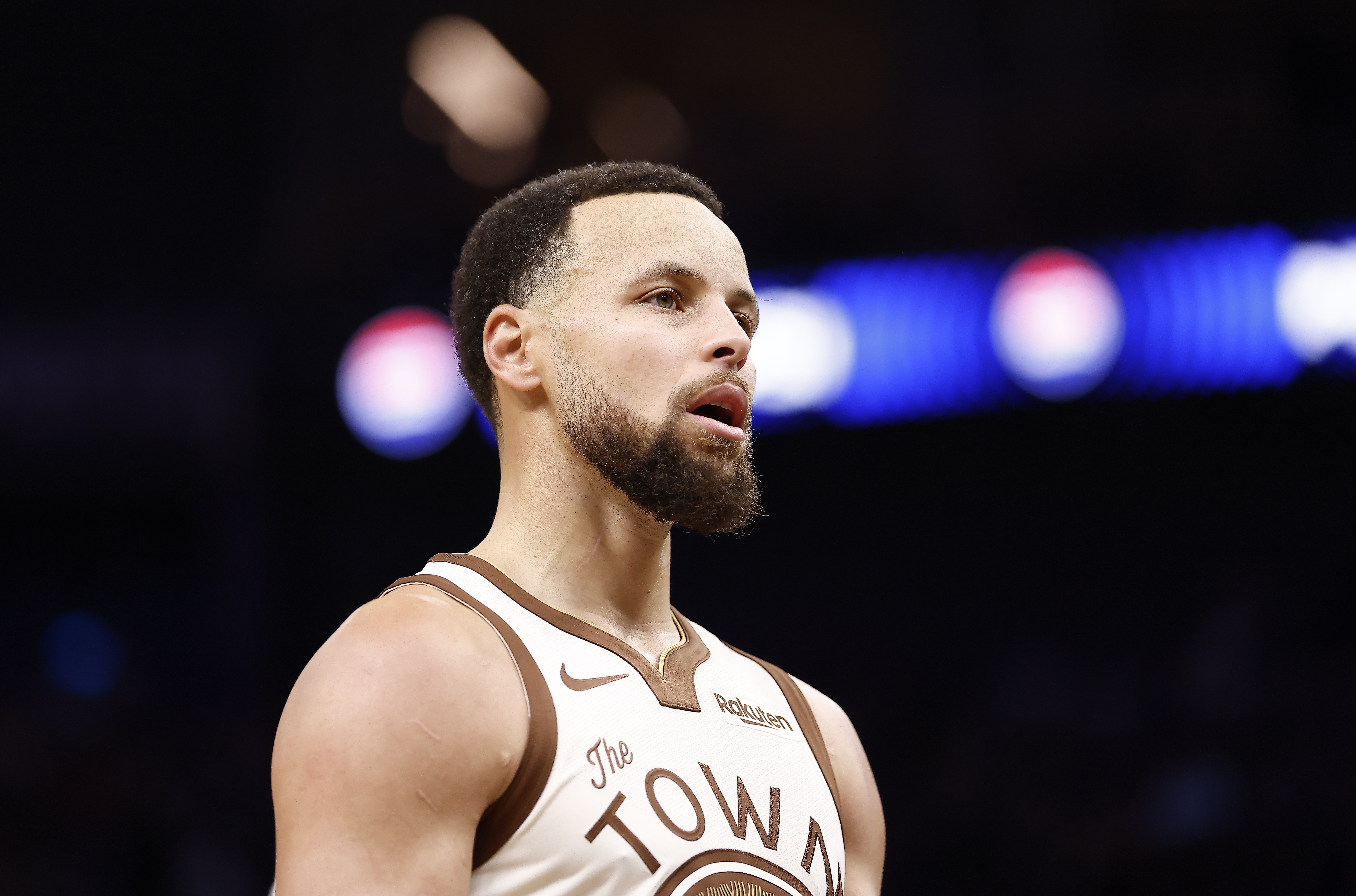 v站-遭遇严防！库里16中6拿到16分3板3助1断 正负值-25