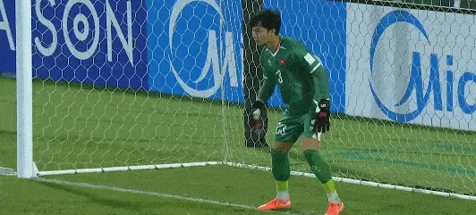 v体育-点球第七轮，裴俊瑞罚丢，阮清闲命中，越南获胜