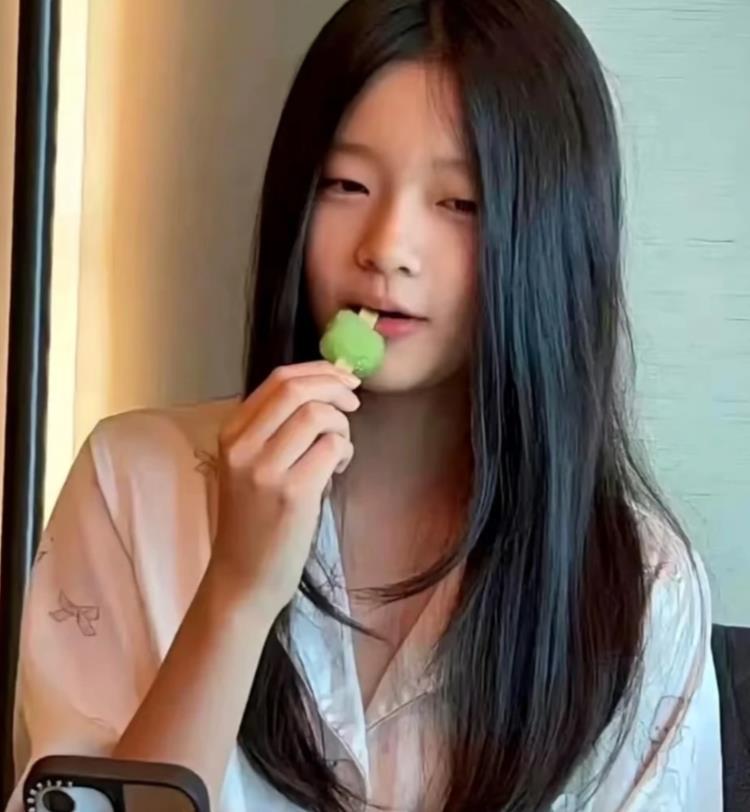 v站体育-大S女儿玥儿开通账号,用烟花缅怀母亲,小S和徐妈同时关注